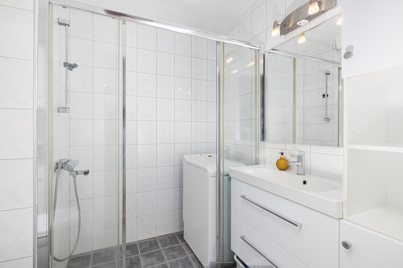 Bad med opplegg for vaskemaskin. Galleribilde