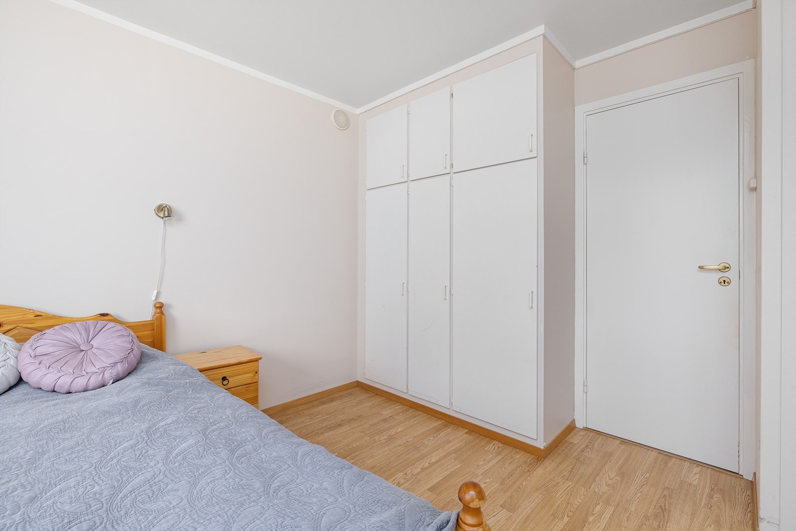 Integrert garderobeskap. Galleribilde