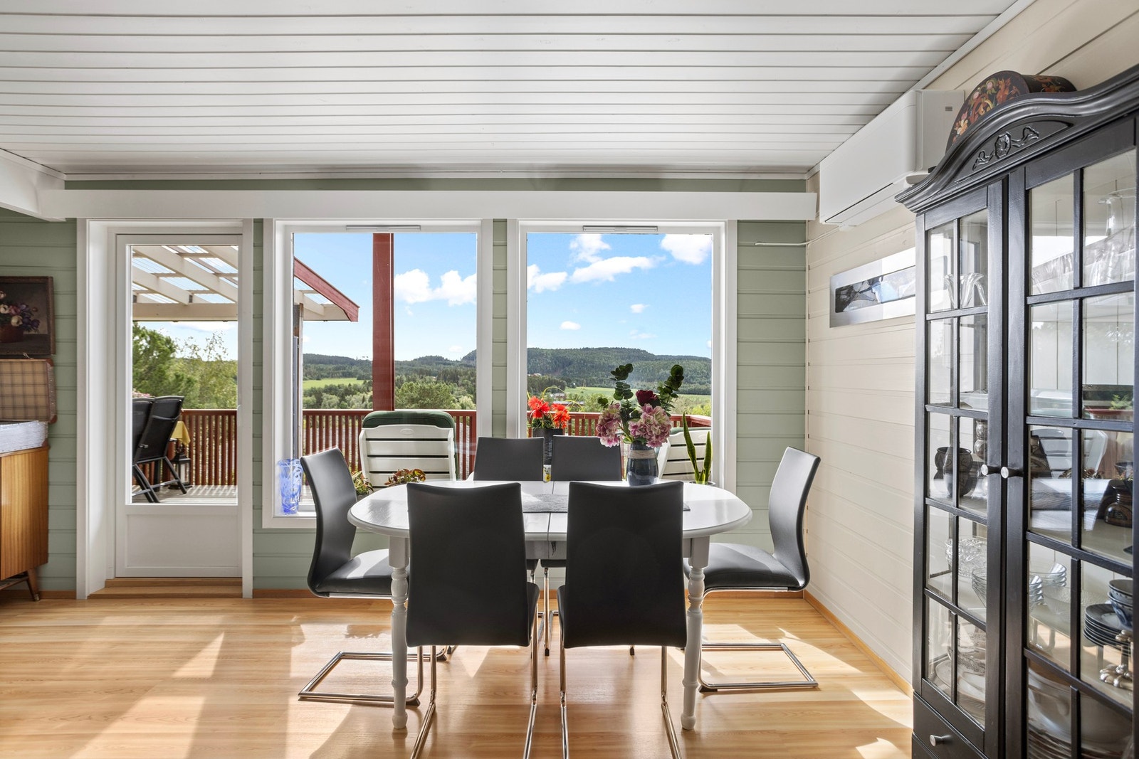 Ved spisestuen er det dør ut til terrasse Galleribilde