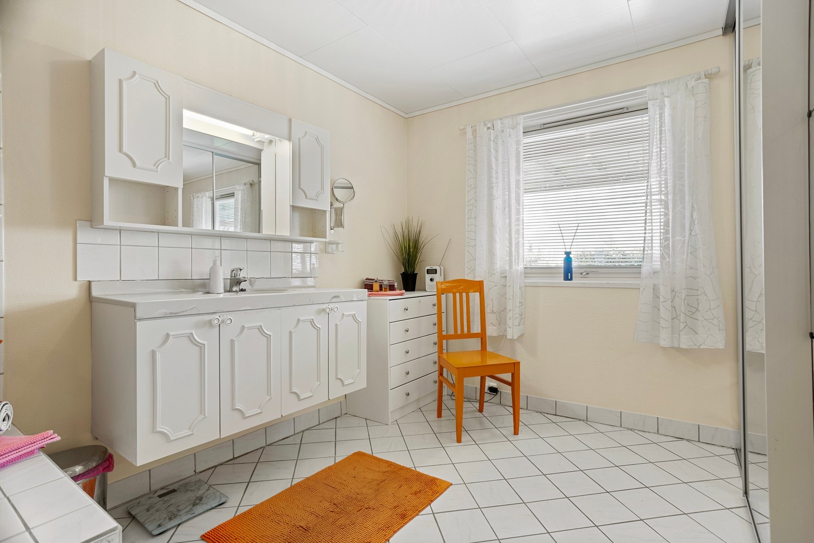 Det er også skyvedørsgarderobe på badet. Galleribilde