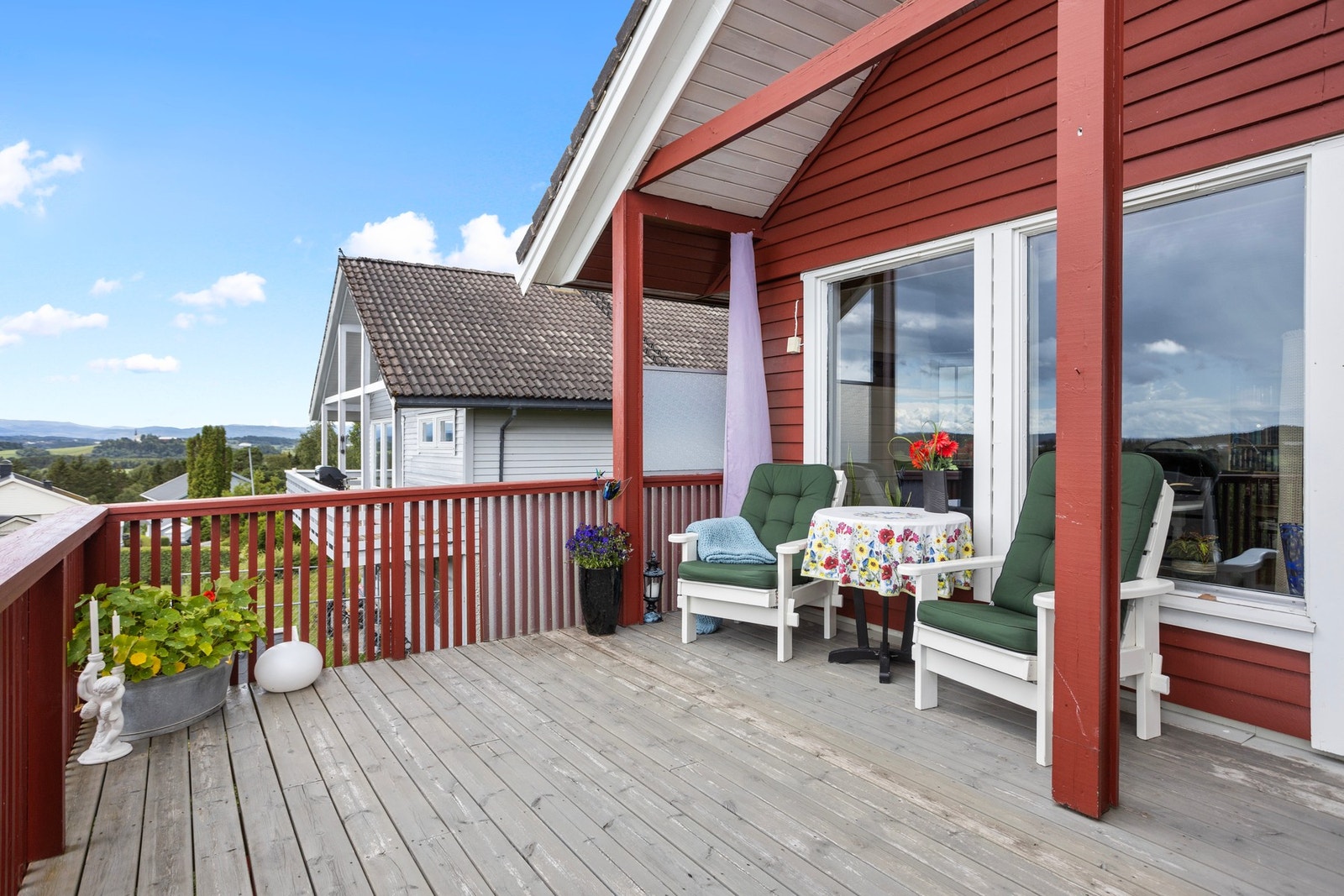 Romslig veranda med tak over ca halvparten. Galleribilde