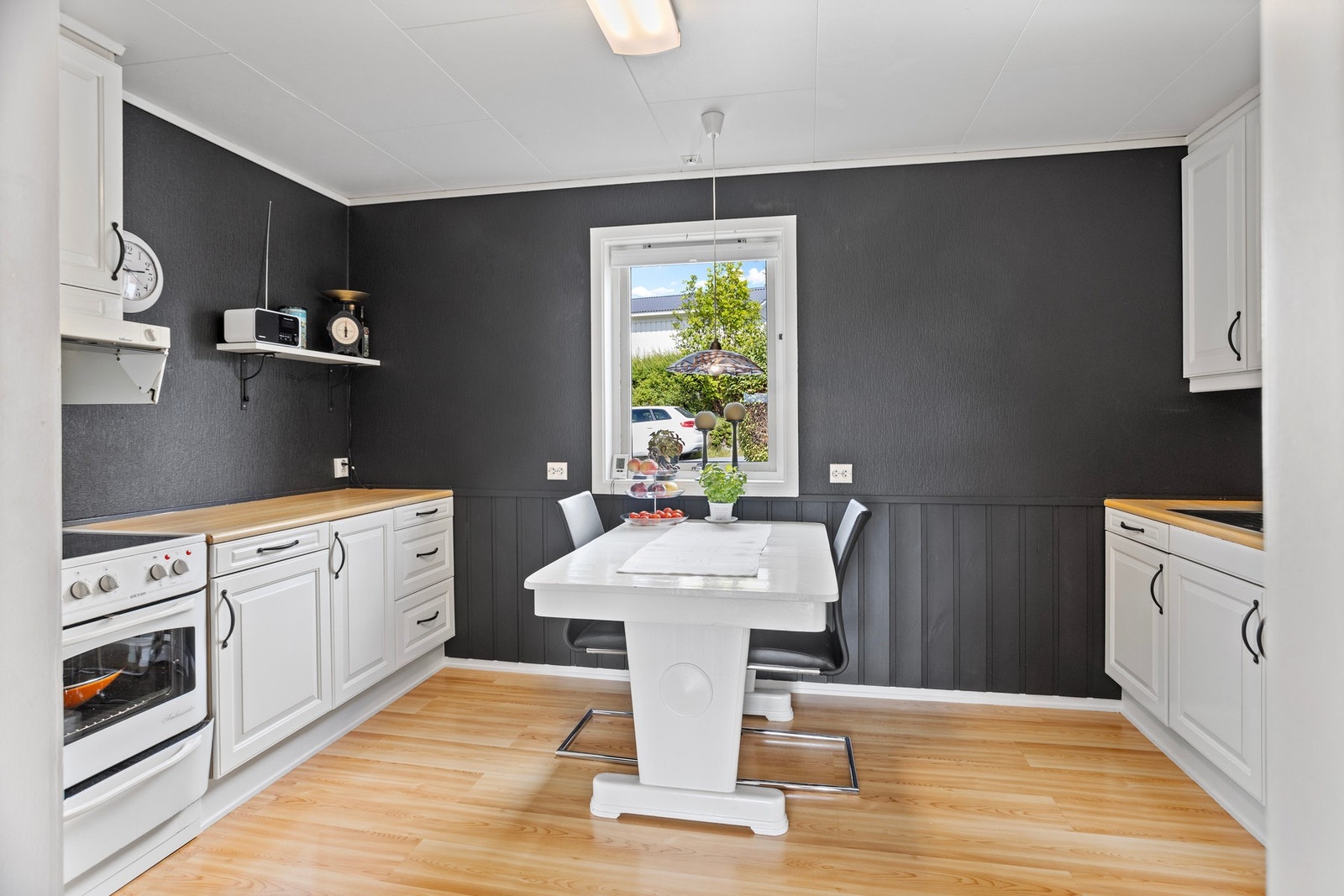 Kjøkken - 11 kvm. God plass til spisebord. Galleribilde