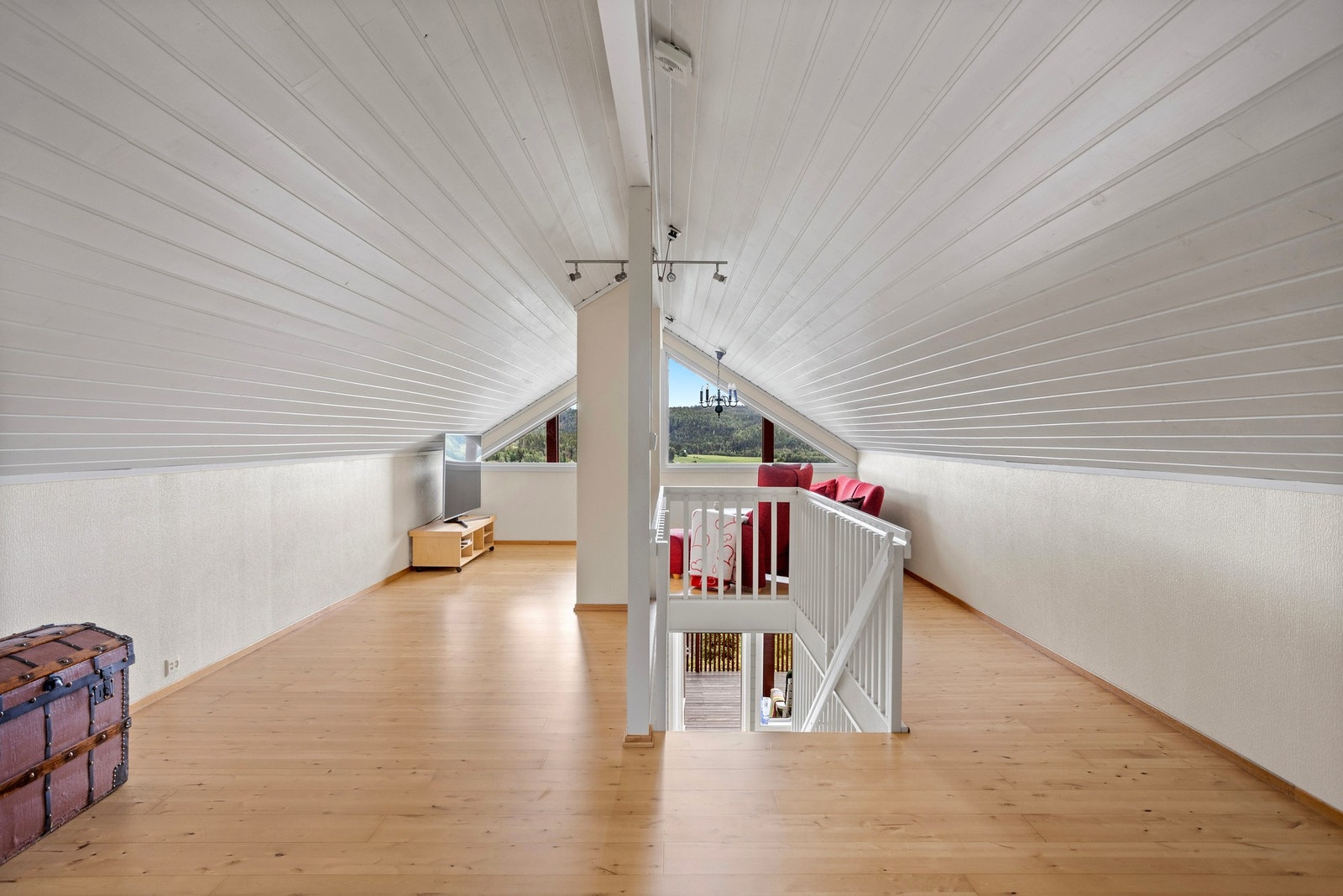 Loftstue - 35 kvm. God plass til både TV-stue og kontorpult Galleribilde