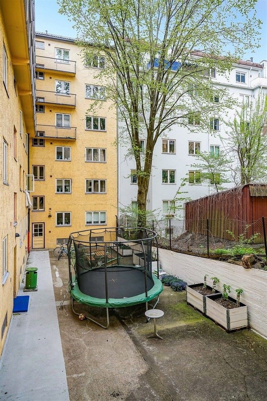 Bakgård Galleribilde