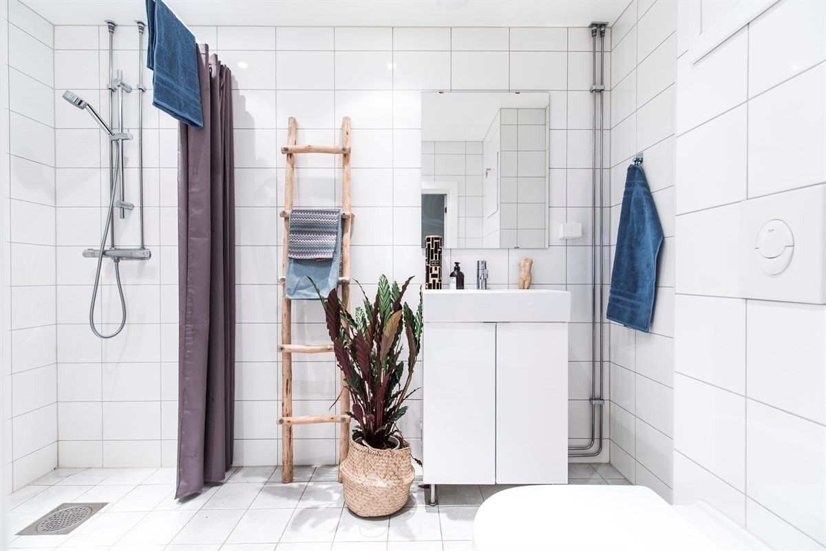 Flislagt bad med wc, servant og dusjhjørne Galleribilde