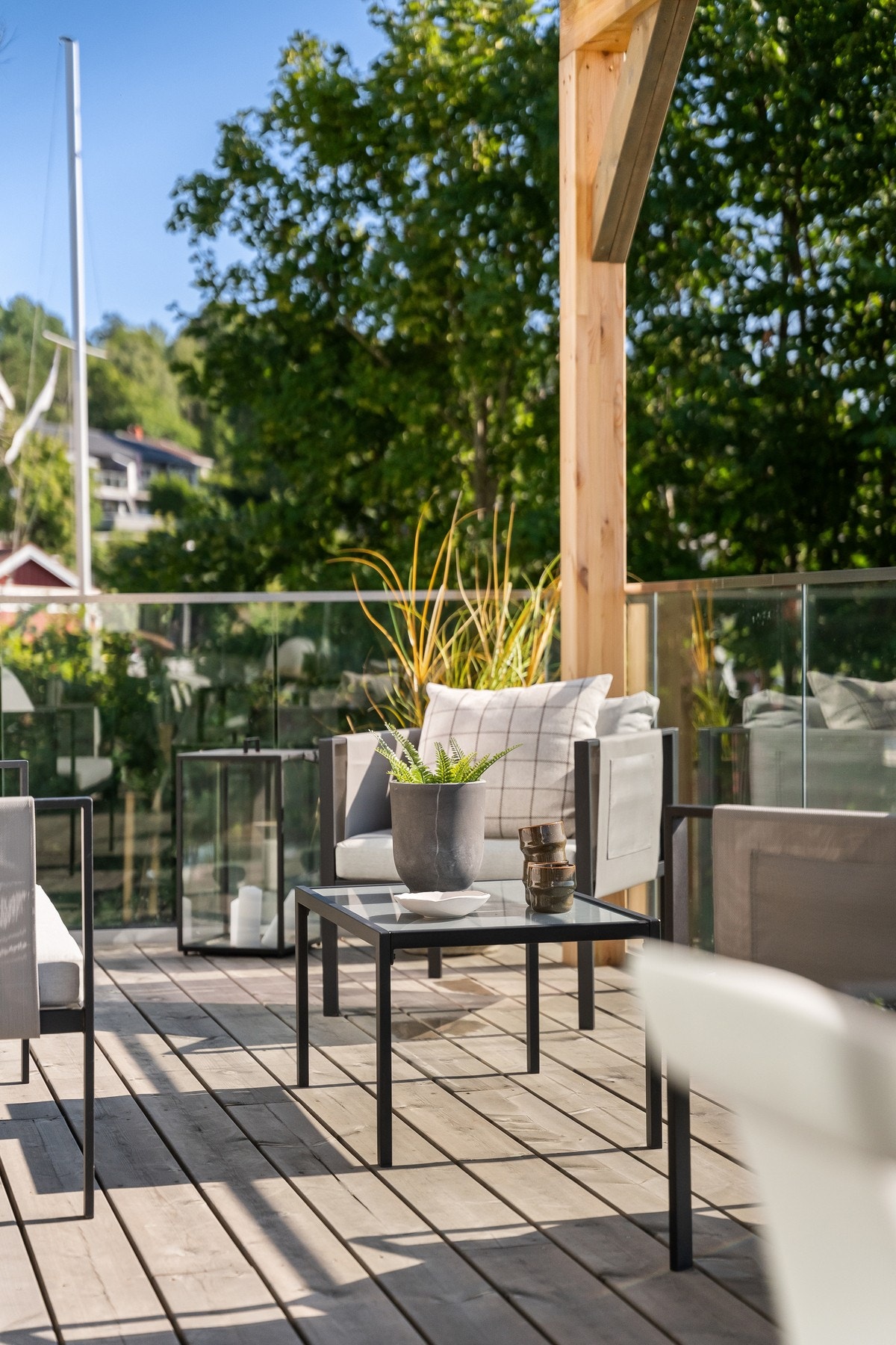 Vakker utsikt mot naturskjønne omgivelser og båtliv Galleribilde