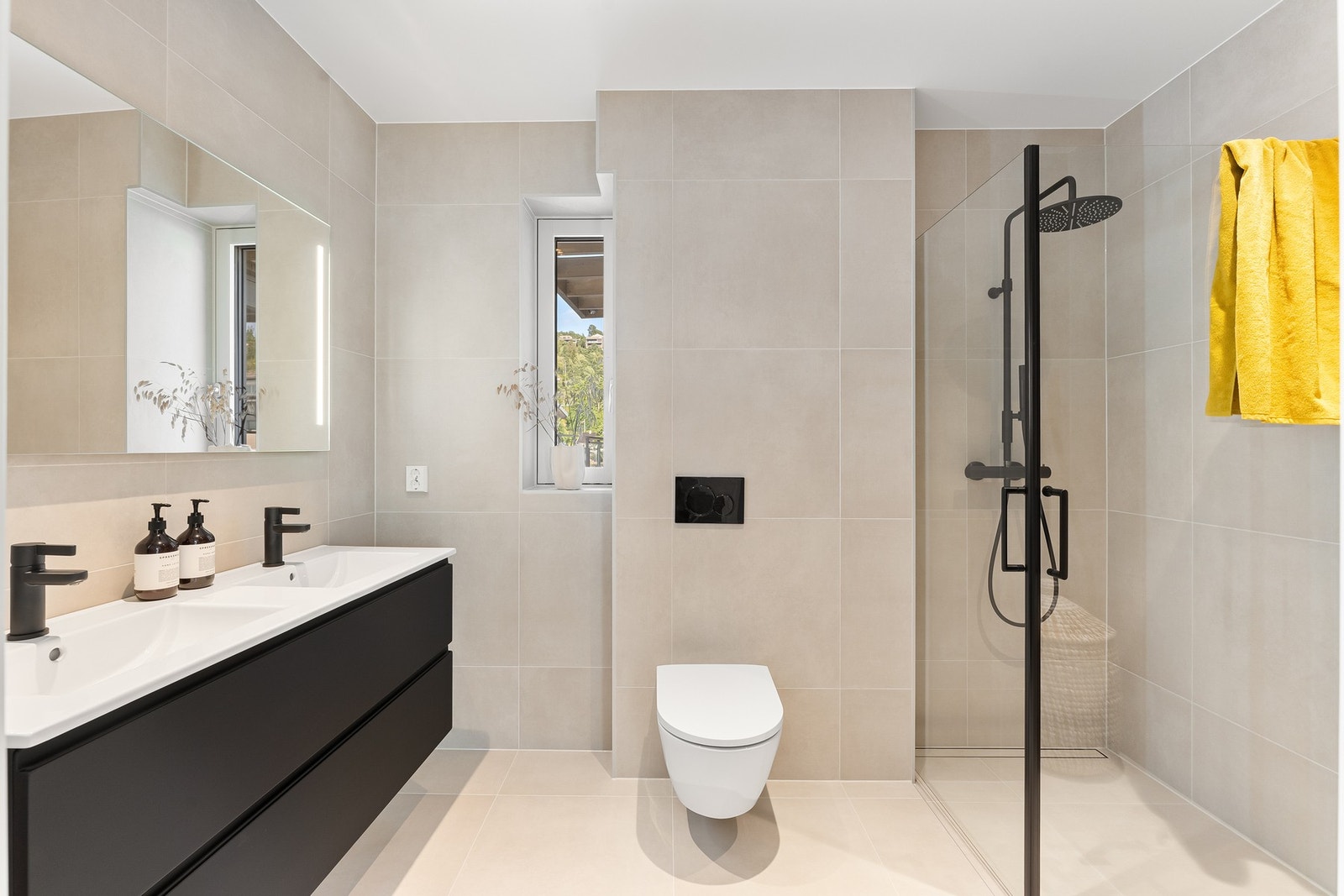 Pent flislagt baderom med dobbelservant Galleribilde