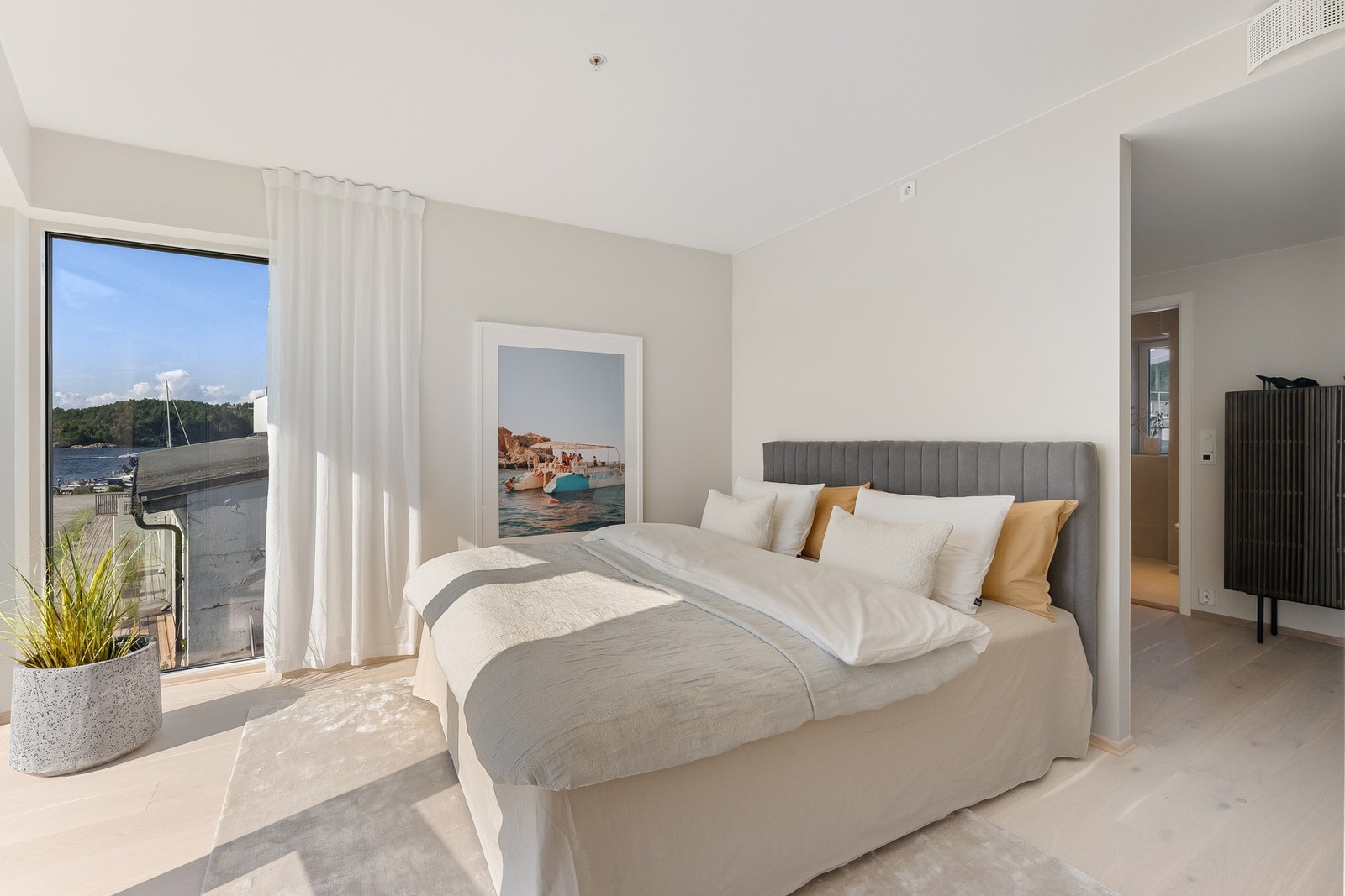 Soverommet med en-suite løsning og god plass til innredning Galleribilde