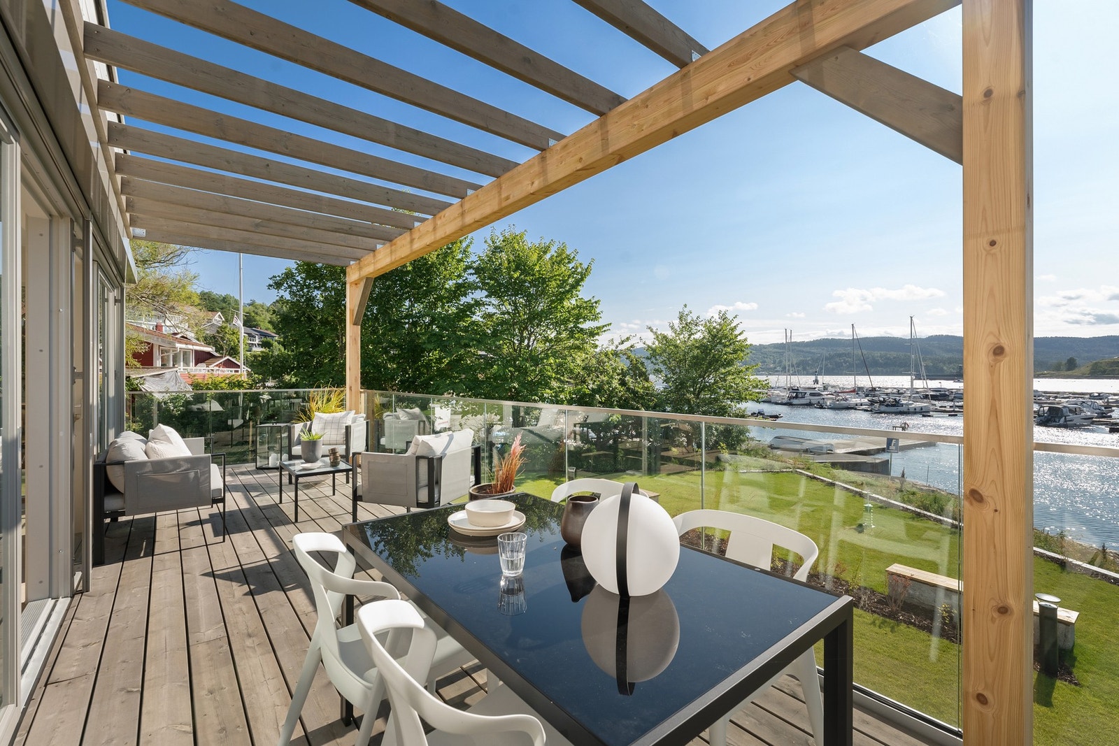 Terrassen har god plass til møblering og delvis overbygget pergola gir en lun stemning Galleribilde