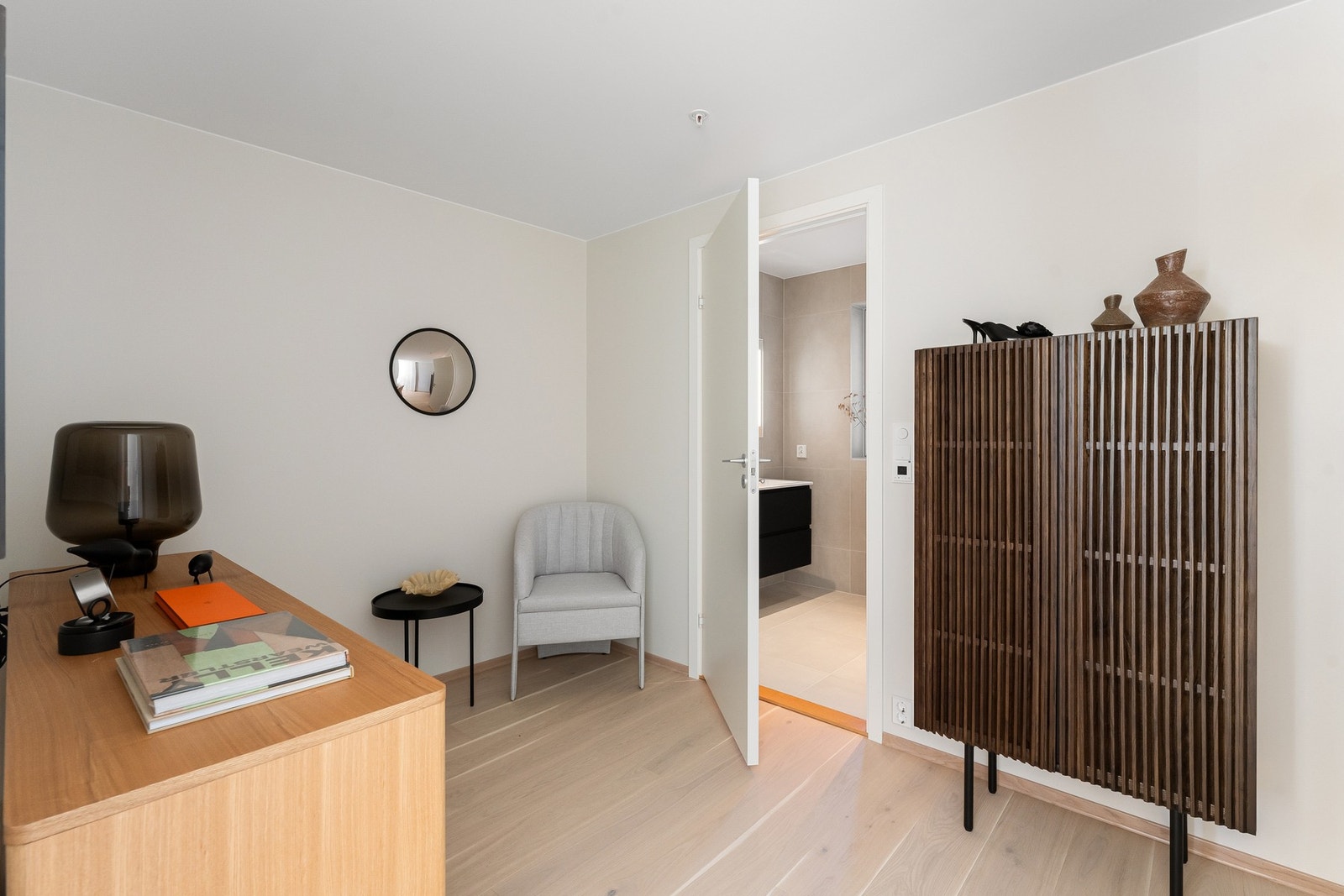 Direkte inngang til eget bad fra soverommet Galleribilde