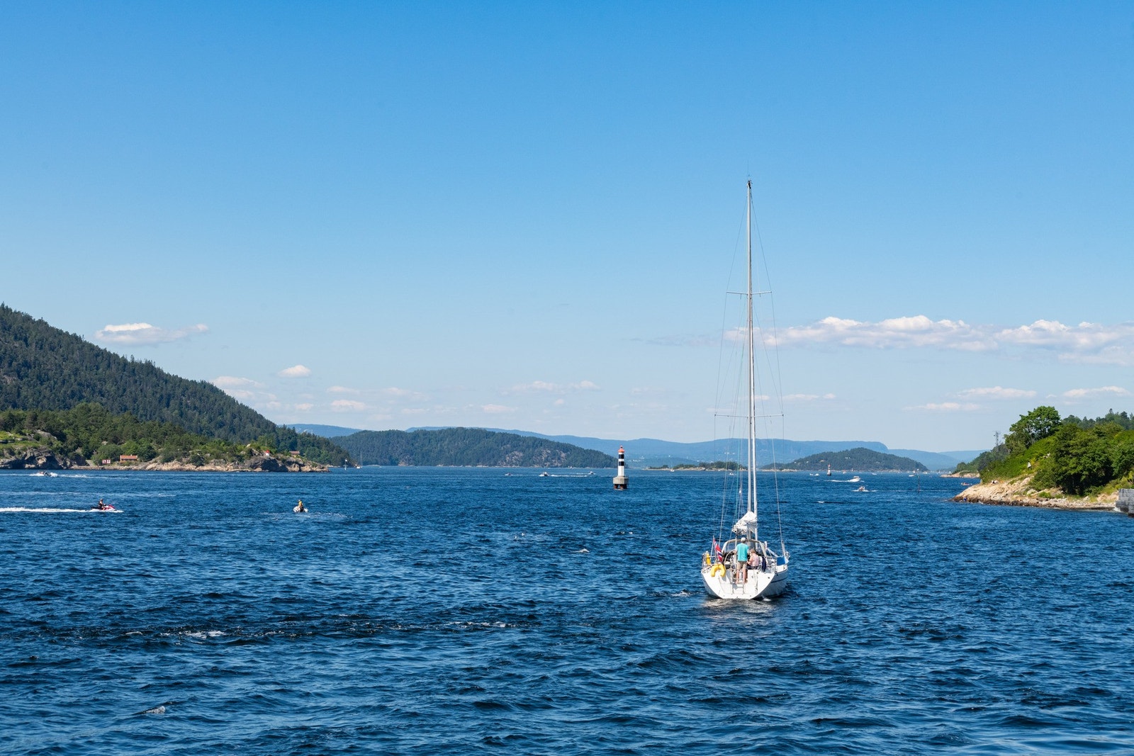 Havnen er fylt med båtliv, og er et naturlig stoppested for alle på seiltur gjennom Drøbaksundet. Galleribilde