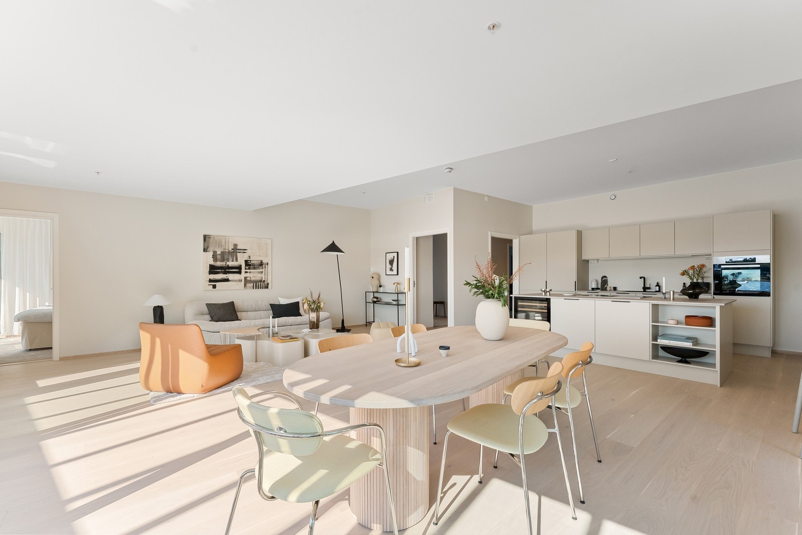 Smakfullt kjøkken i delikate fargetoner tilpasset resten av boligen Galleribilde