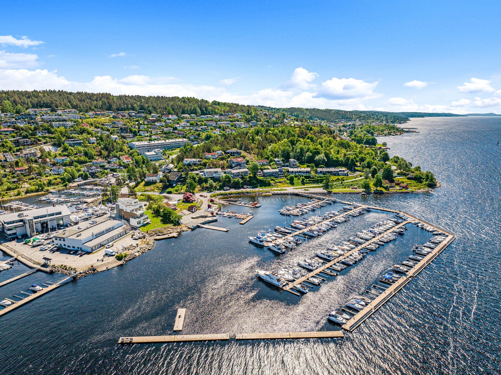 Fantastisk beliggenhet i maritime omgivelser med nærhet til strender, båtliv og en yrende folkeliv i Drøbak sentrum Galleribilde