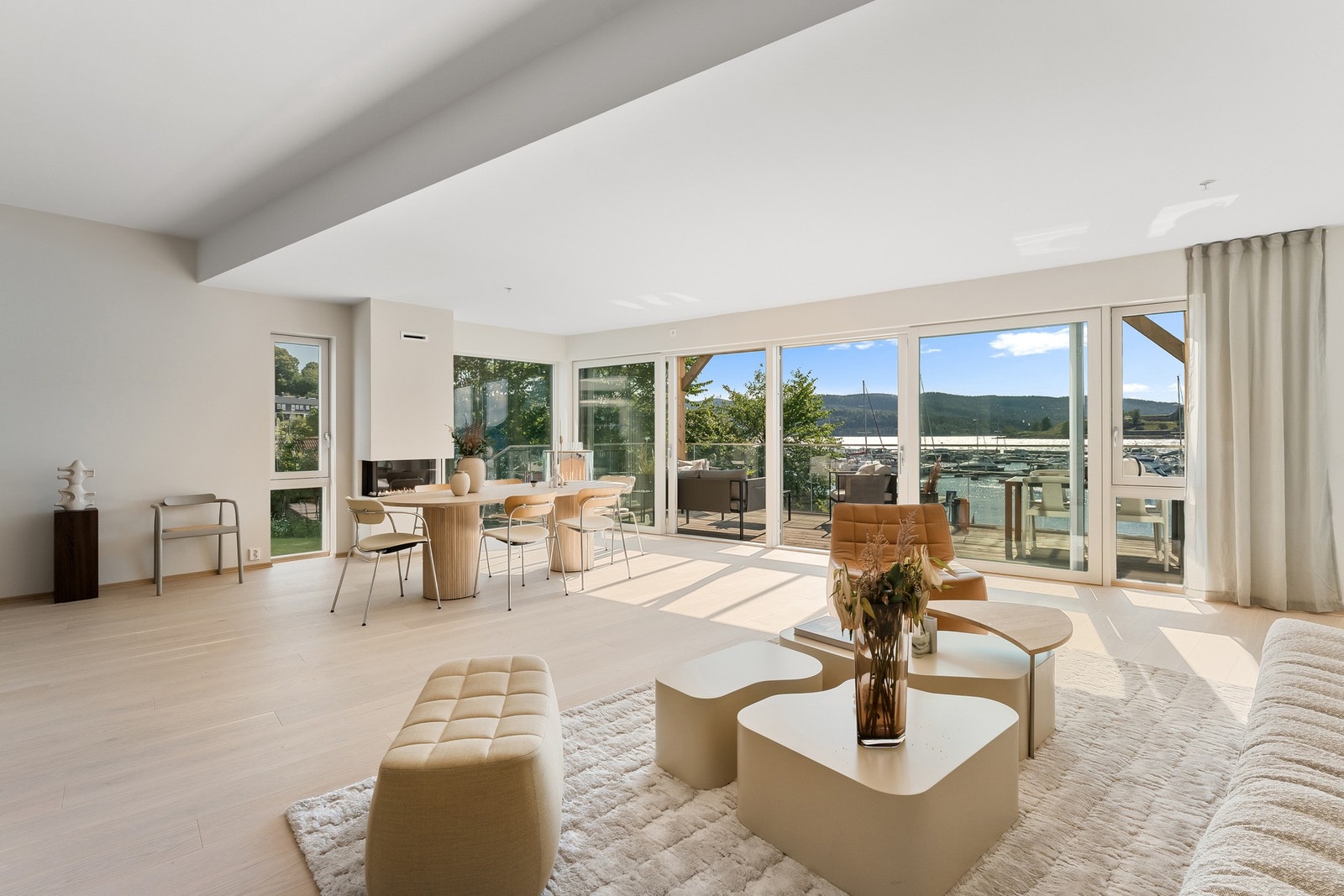 Vakker leilighet med store vindusflater rett mot fjorden Galleribilde