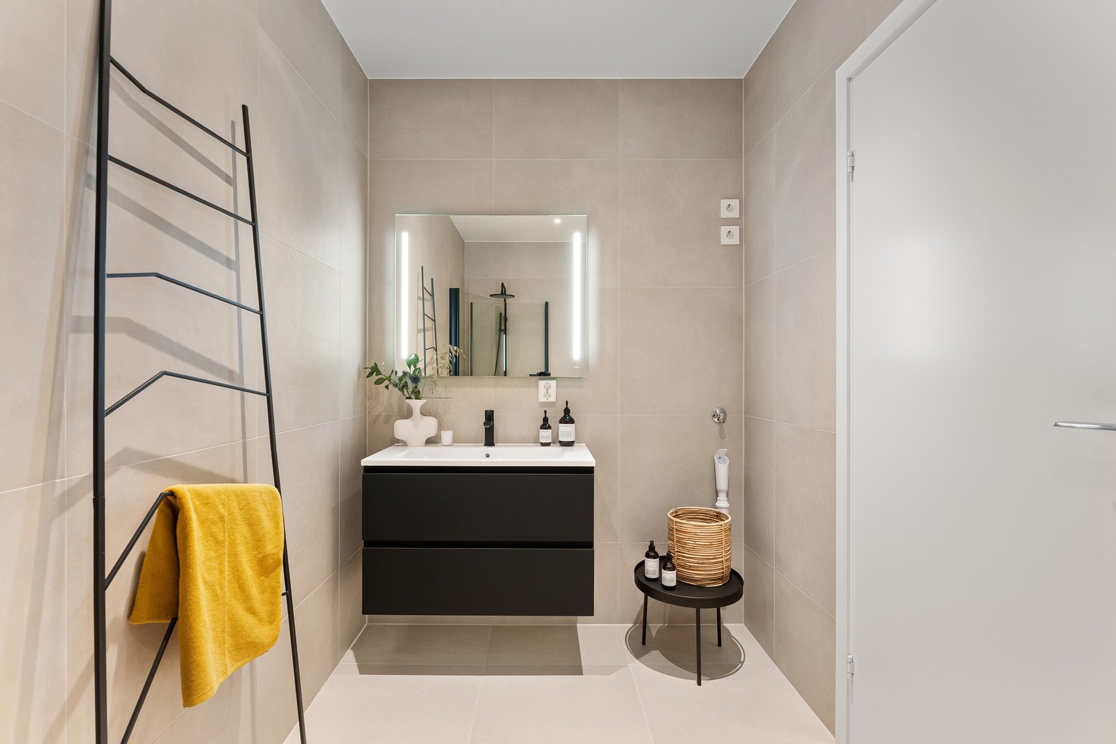 Smakfullt baderom med opplegg for vaskemaskin/tørketrommel Galleribilde