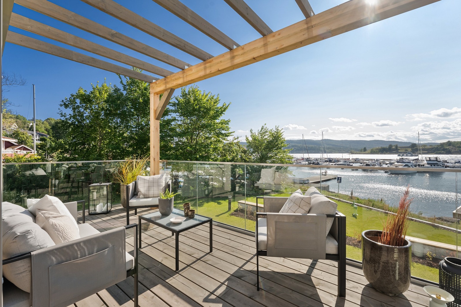 Stor terrasse med flere soner og svært gode solforhold Galleribilde