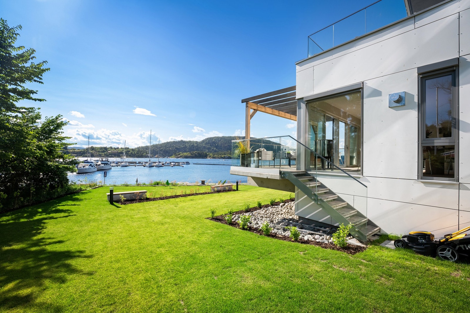 Fra sameiets hage kan du nyte solen og morgenbadet er få meter fra boligen Galleribilde