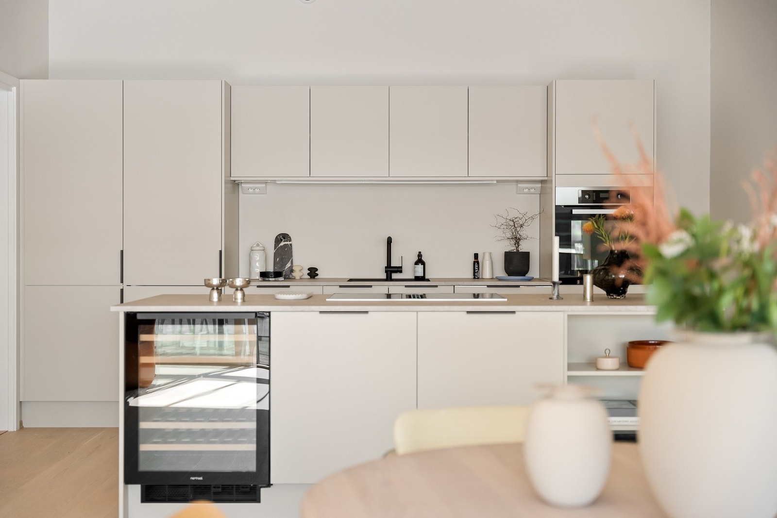 Kjøkkenet fra Sigdal er utstyrt med integrerte hvitevarer og vinskap i kjøkkentøy Galleribilde