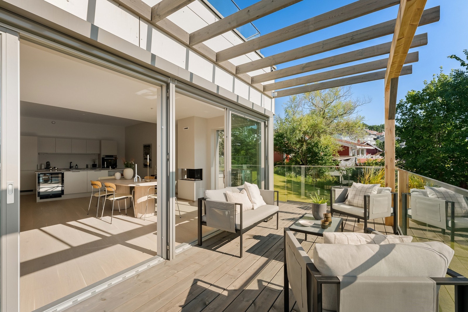 Utgang fra stuen til fantastisk terrasse mot sol fra morgen til kveld Galleribilde