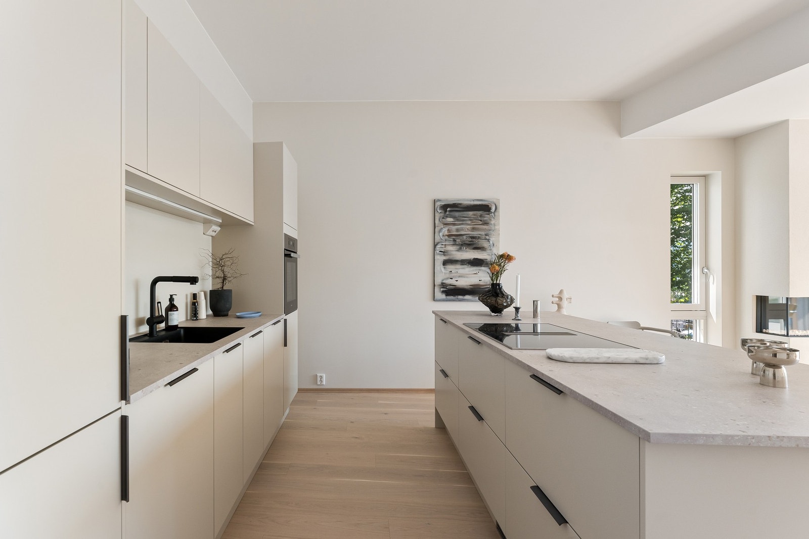 Kjøkken med lekre slette fronter og god plass til oppbevaring Galleribilde