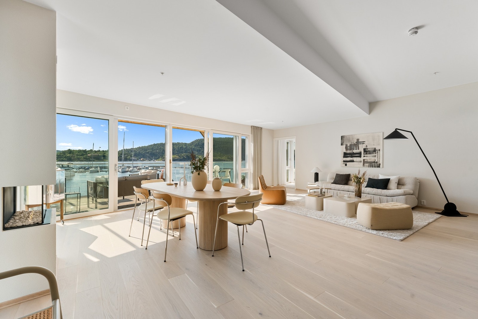 Det er gjennomgående kvalitetsmaterialer i alle rom og delikate lyse toner på vegger Galleribilde