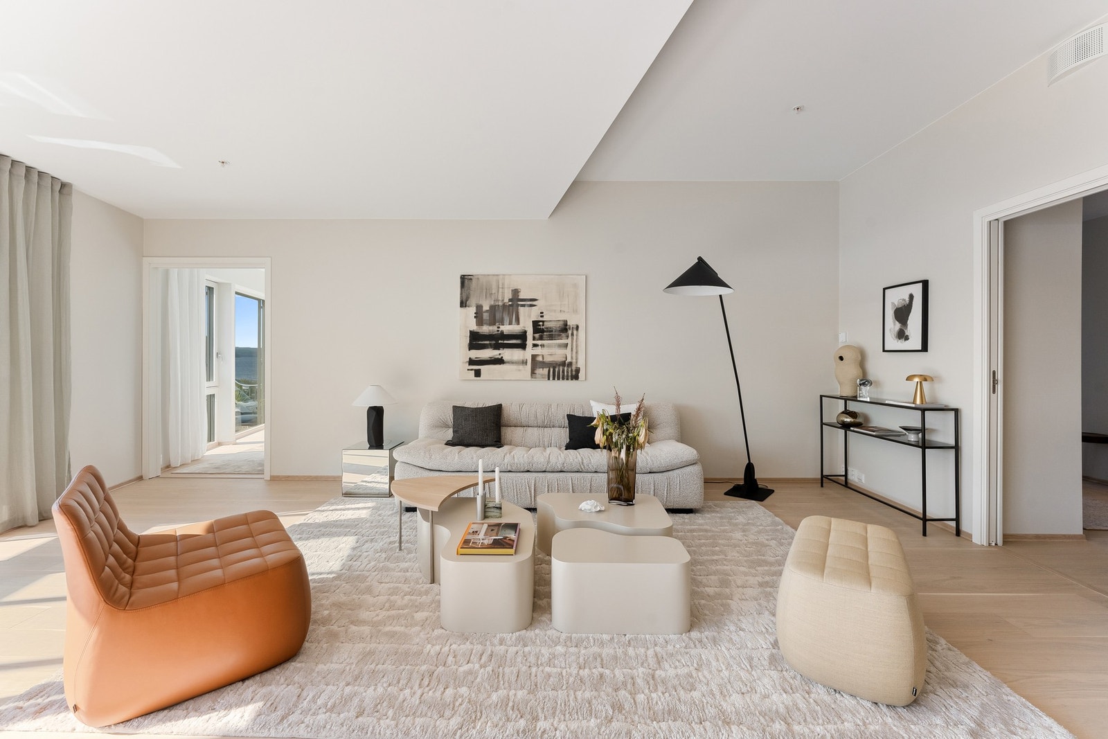 Stue med god plass til innredning i flere soner Galleribilde