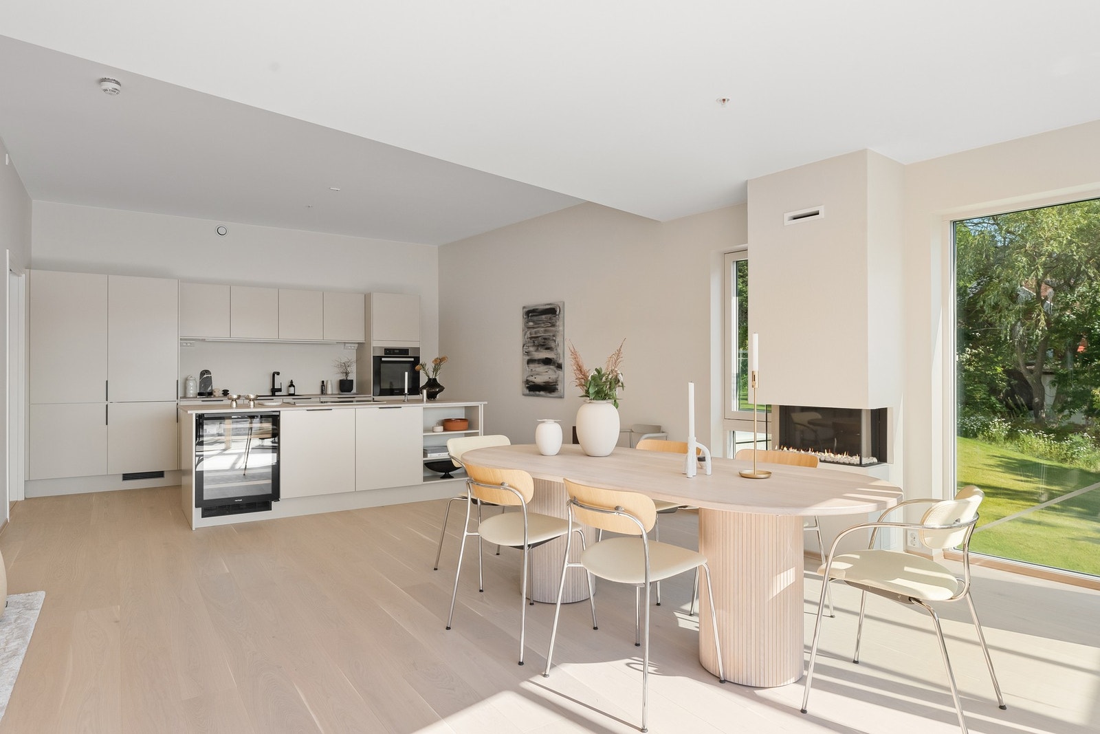 Sosialt og lekkert kjøkken i åpen løsning mot spisestuen Galleribilde