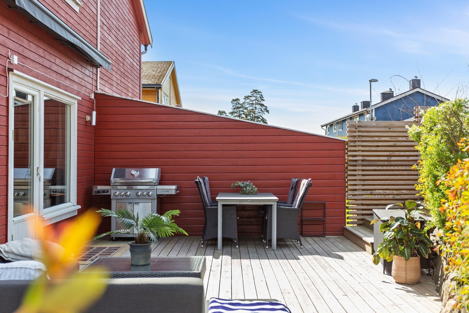 Fra stue er det adkomst til terrasse, over to plan, på 42 m². Galleribilde