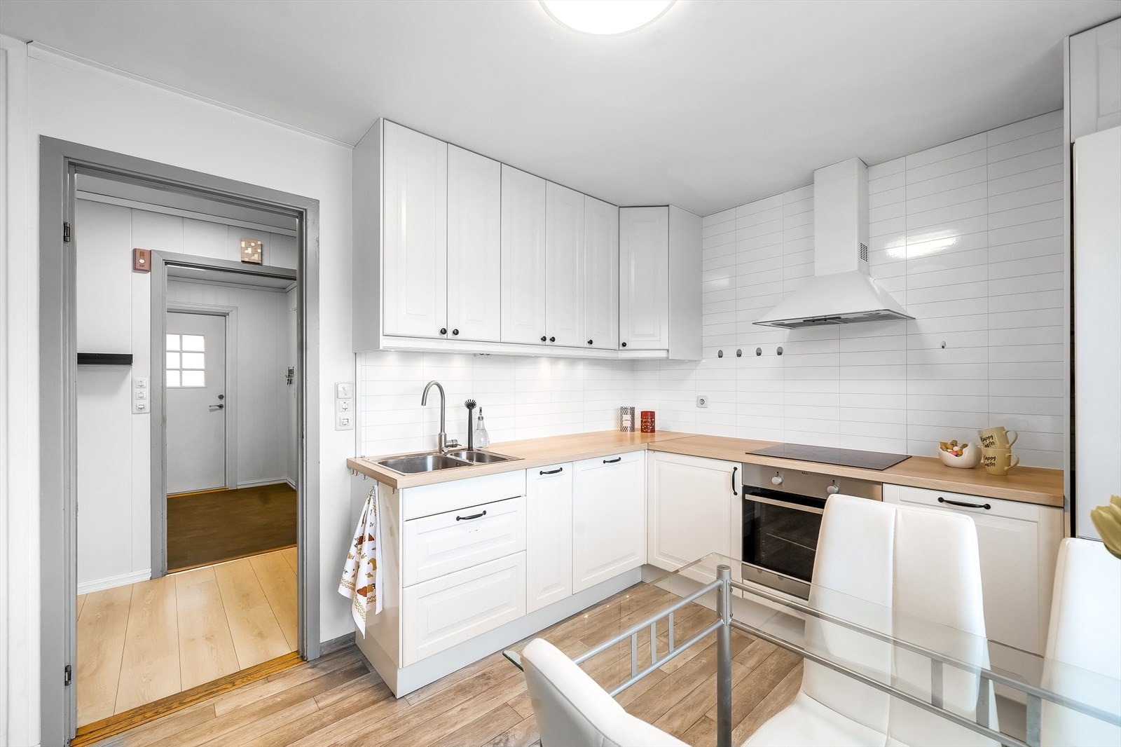 Kjøkken med integrerte hvitevarer. Galleribilde