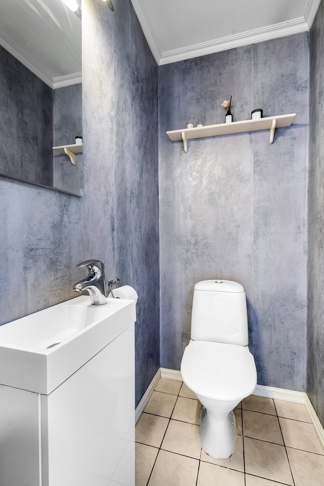 Toalettrom nede. Galleribilde