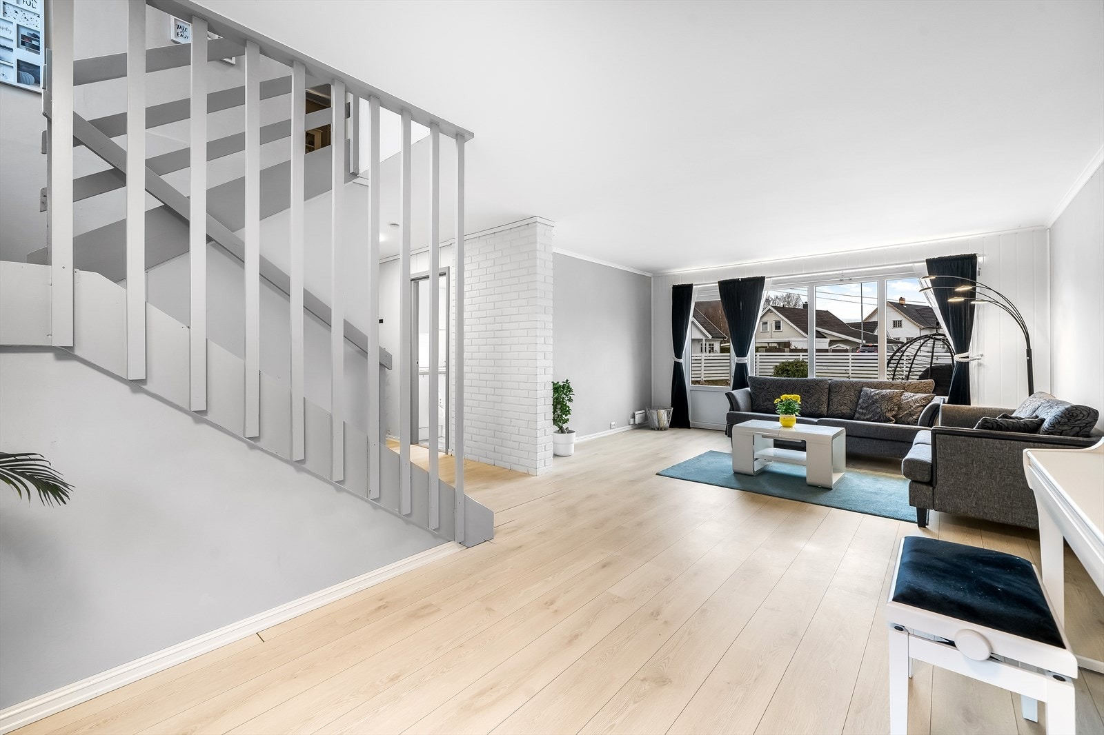 Stuen og trapp til 2. etg. Galleribilde