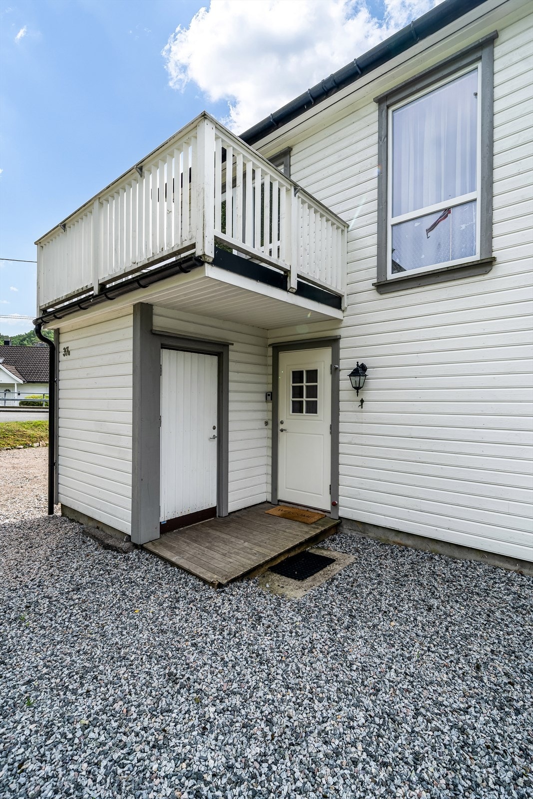 Inngangspartiet - hus og utebod. Galleribilde