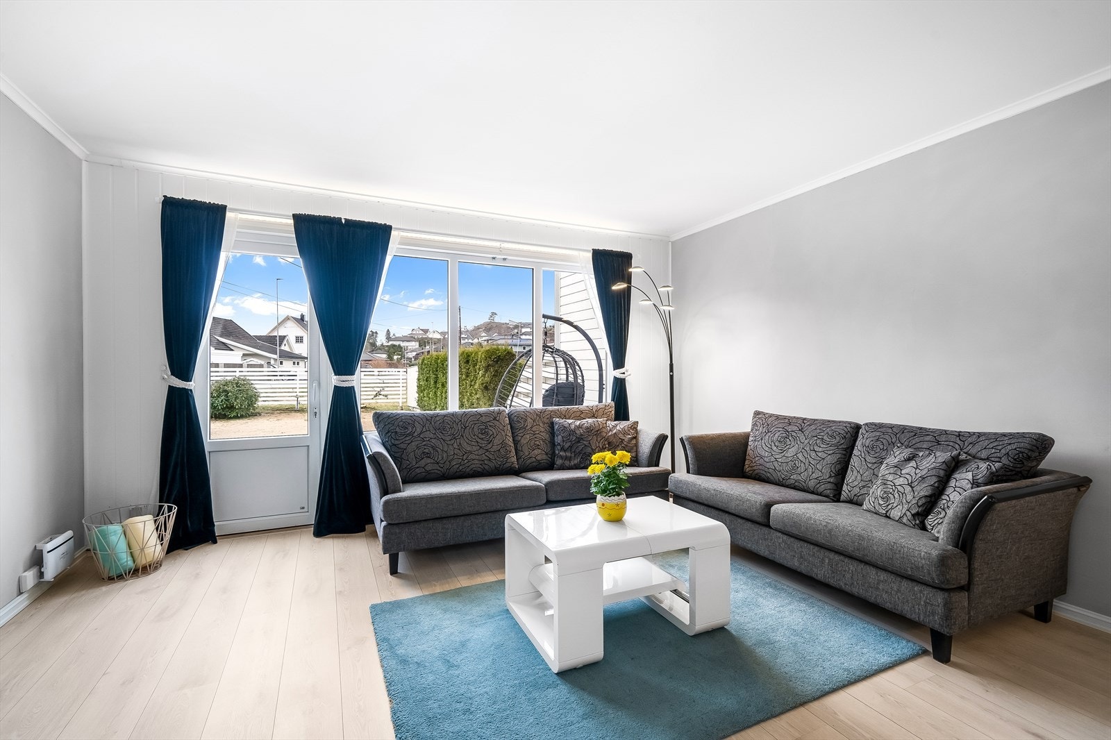 Stuen - utgang til terrasse og hage. Galleribilde