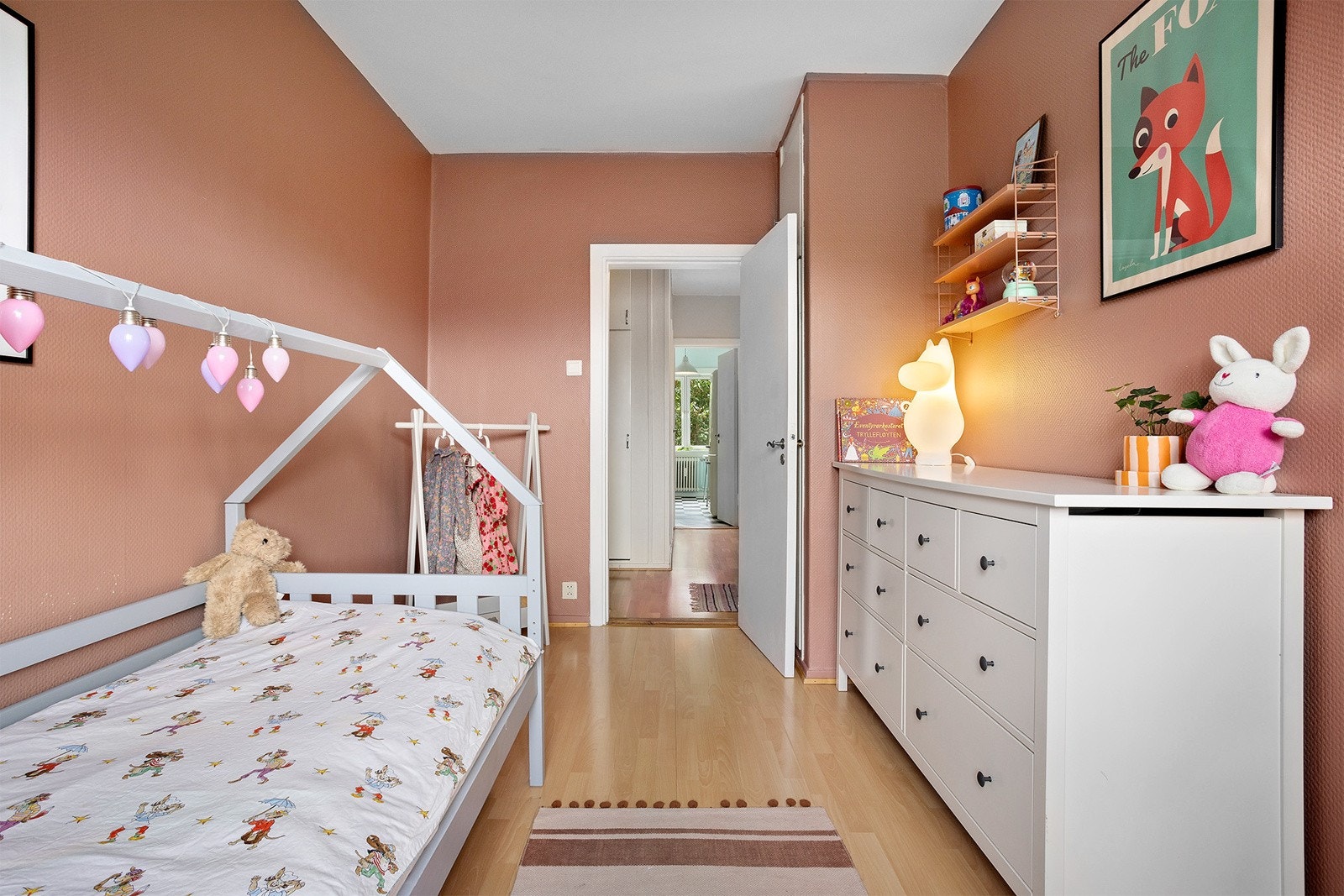 God plass til seng og garderobe også her Galleribilde