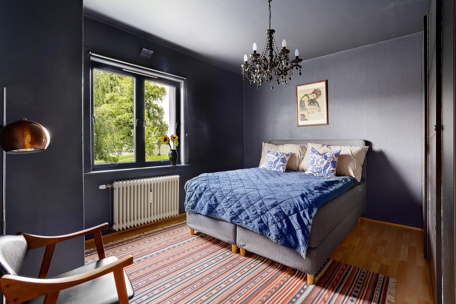 Fint soverom som vender mot rolige fellesområder Galleribilde