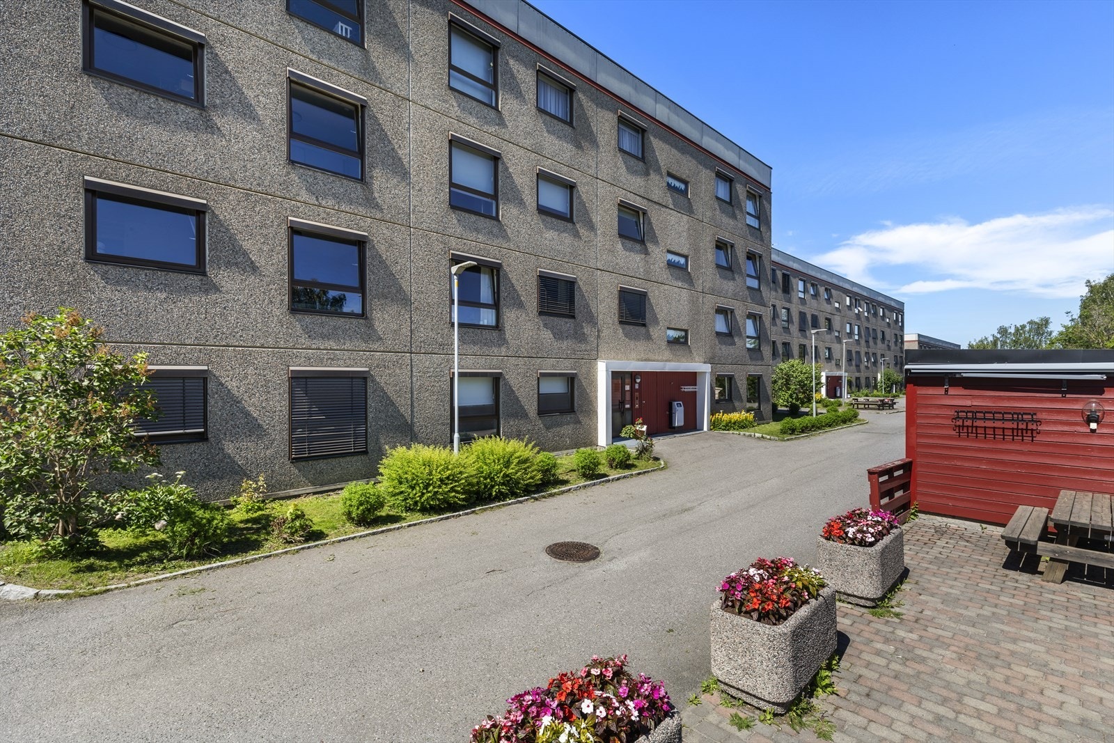 Skjettenbyen ble etablert tidlig på 1970-tallet og består av 12 borettslag fordelt på rekkehus eller lavblokker. Galleribilde