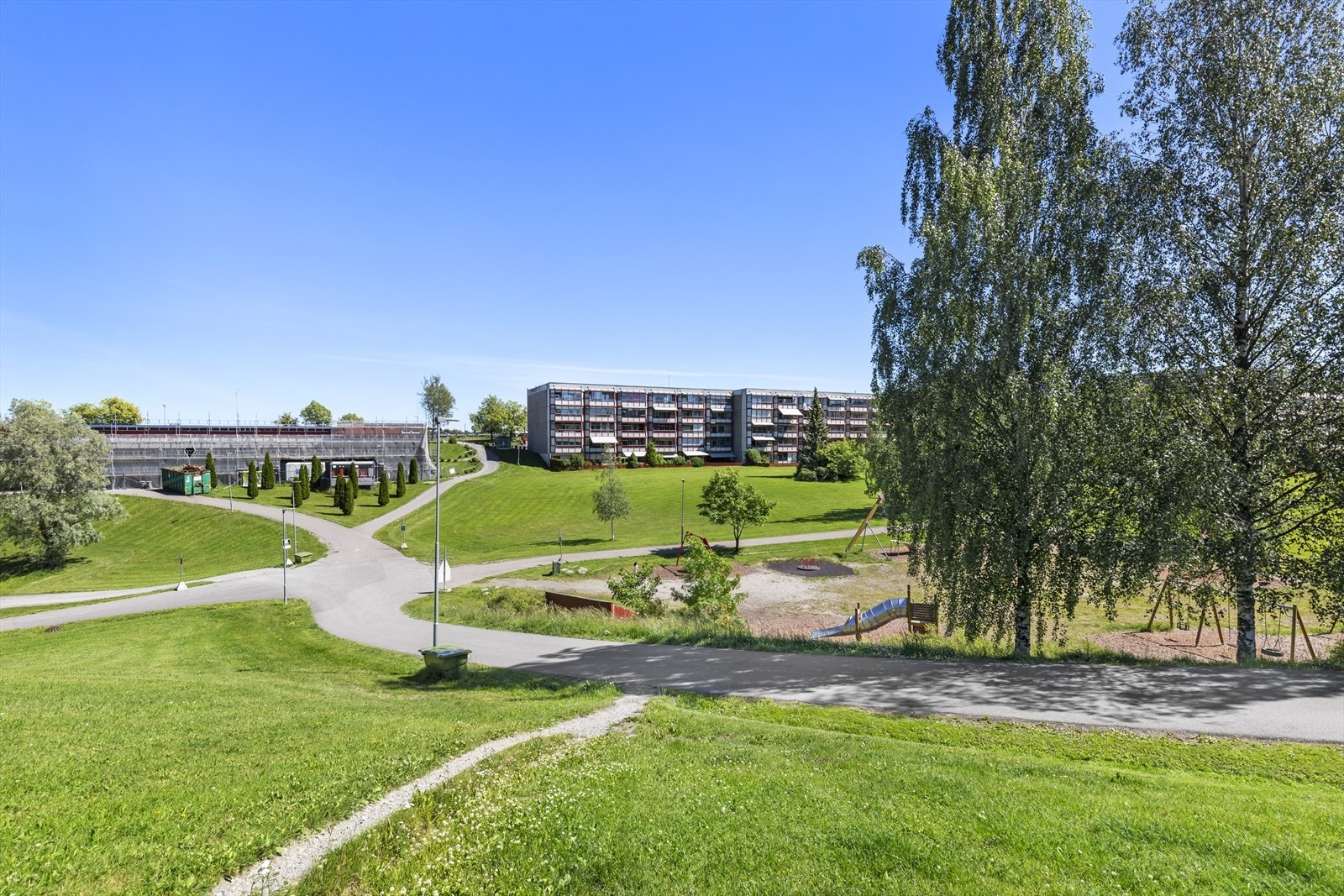 Koselige områder rundt borettslaget. Riihimäkiveien borettslag har 8 lavblokker med 318 leiligheter fordelt på 2-, 3- og 4-roms, samt noen på bakkeplan med hage. Galleribilde