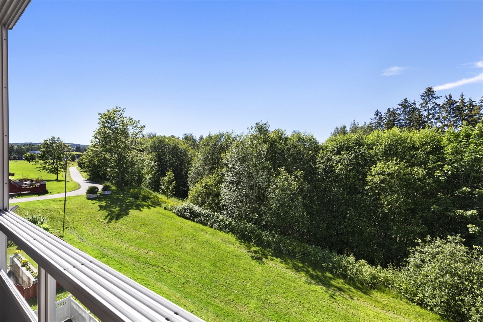 Fint og usjenert utsikt fra balkongen utover borettslagets grøntområde. Galleribilde