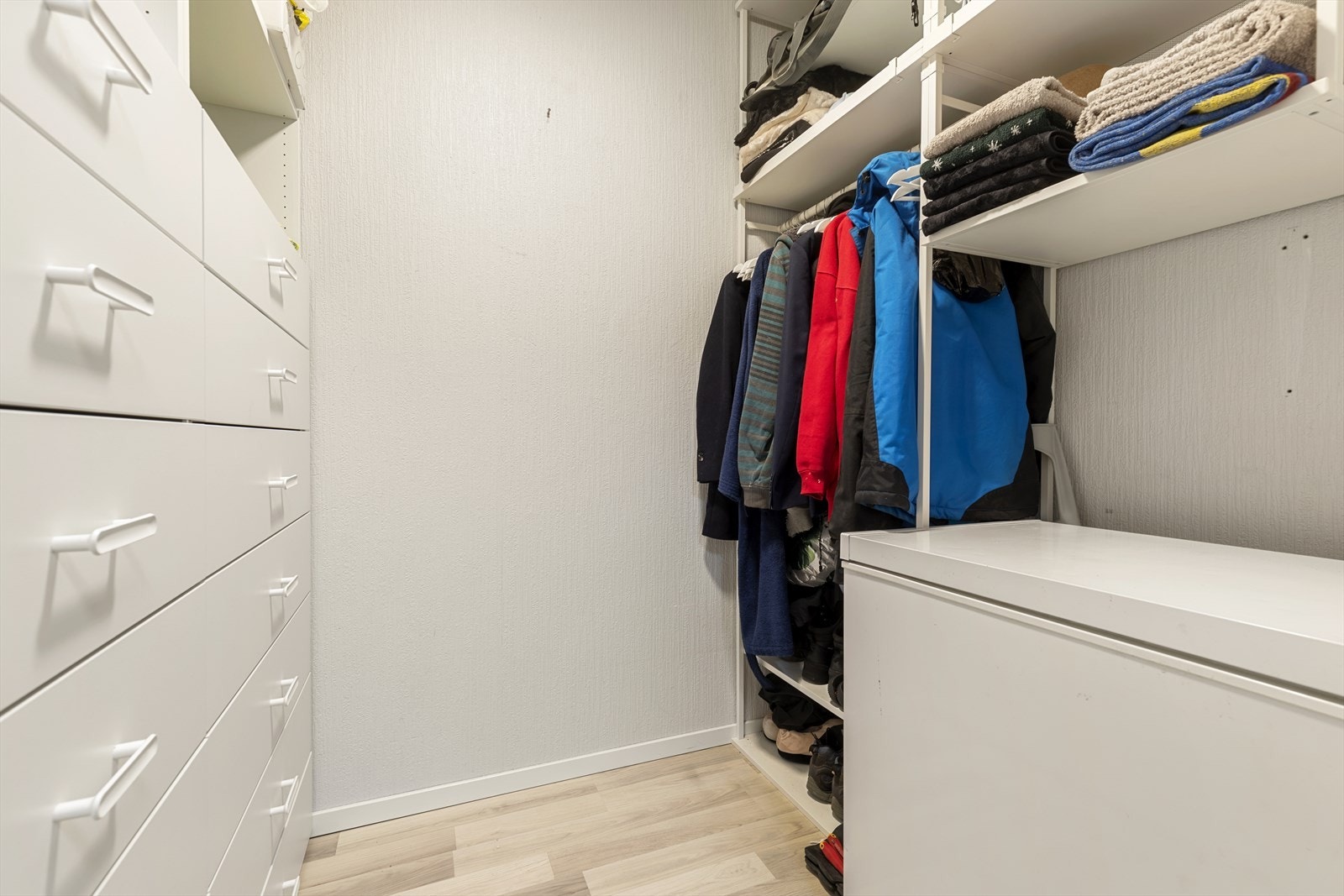 Innvendig bod, perfekt for oppbevaring av klær og sko. Galleribilde