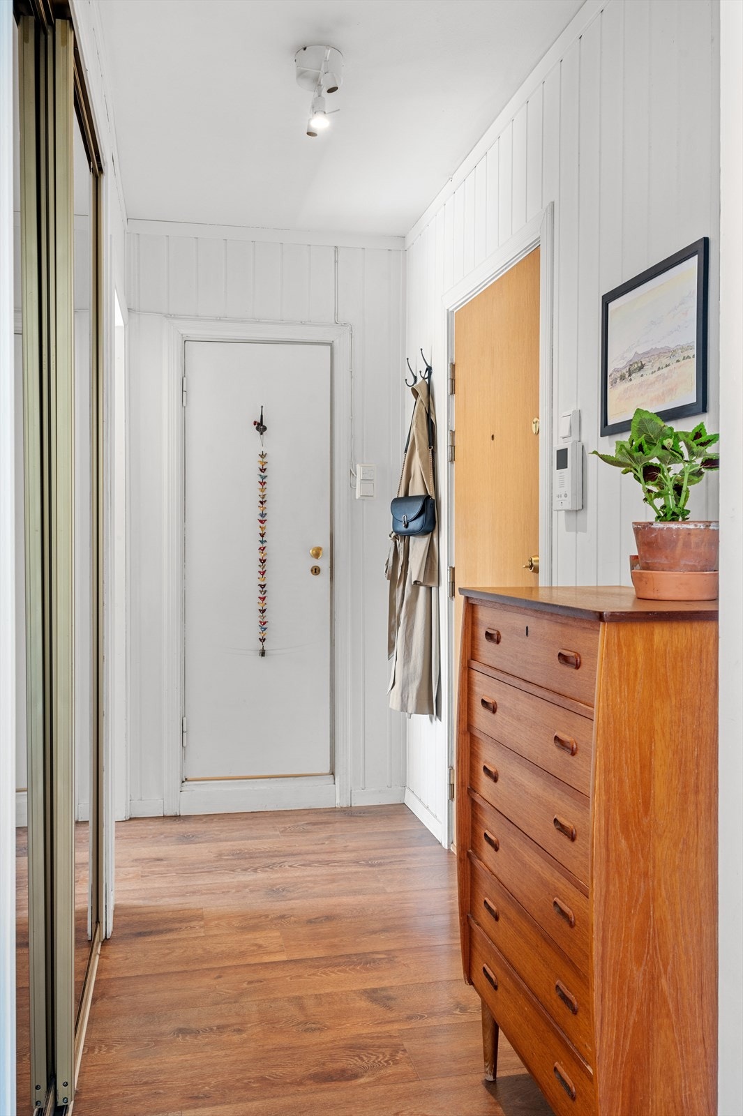Velkommen inn! Entreen gir et godt førsteinntrykk av leiligheten, med sine rolige og behagelige farger. God plass til å henge fra seg yttertøyet og sette fra seg sko. Galleribilde