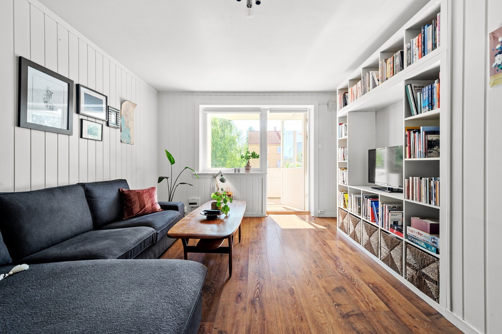 Det er store vindusflater som slipper inn rikelig med lys og skaper en lys og luftig atmosfære i stuen. Galleribilde