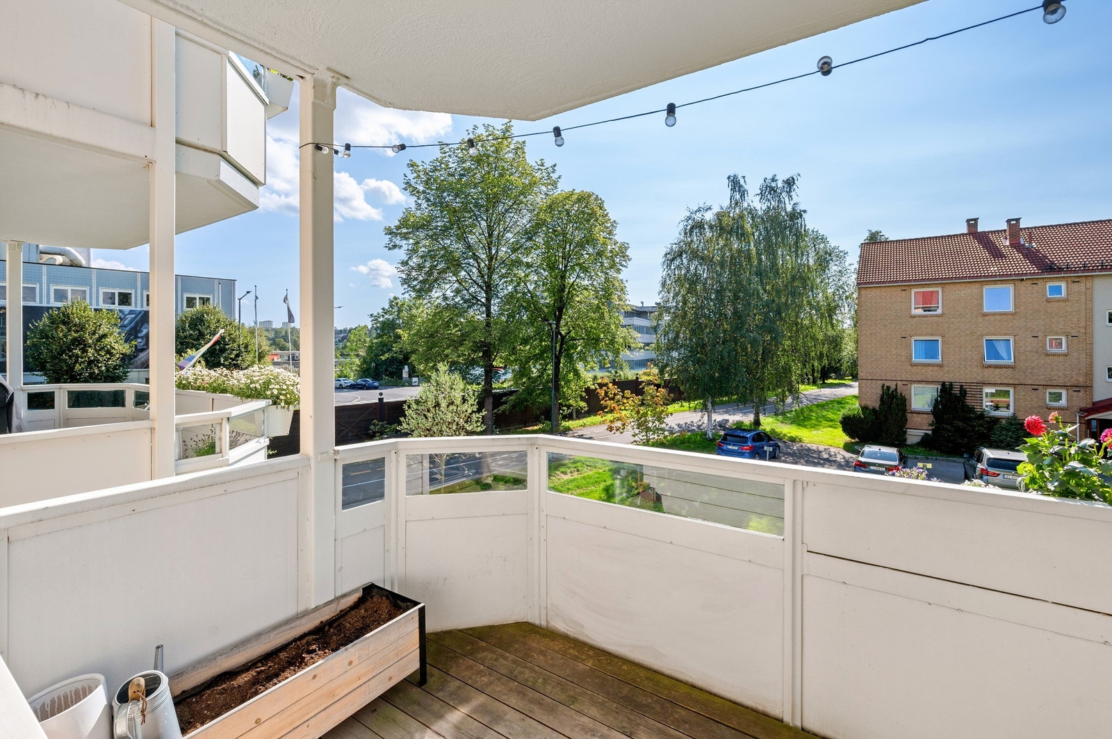 Her er det gode muligheter for å innrede med en hyggelig sittegruppe der årets varme dager kan nytes. Galleribilde