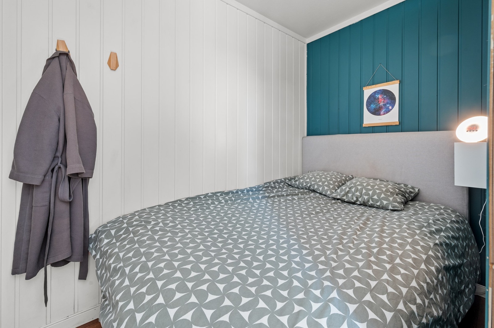 Sovealkoven har god plass til dobbeltseng. Galleribilde