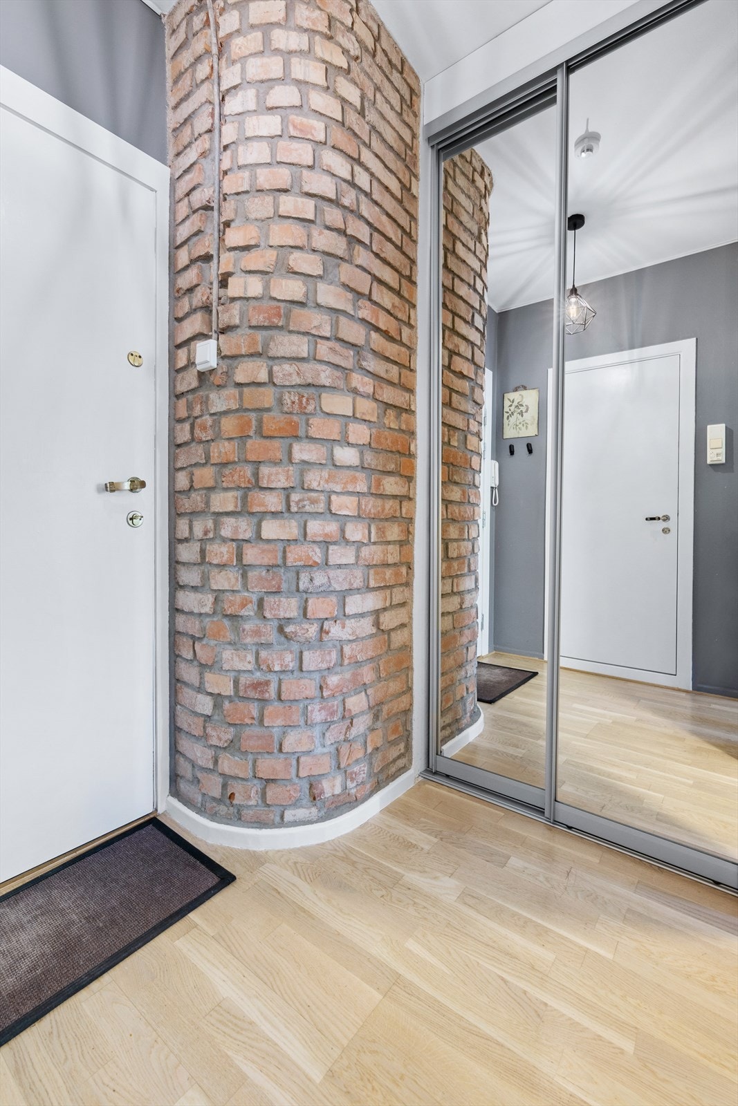 Klassisk teglsteinsvegg og praktisk garderobeskap med plassbygd skohylle er det du møter når du kommer inn. Galleribilde
