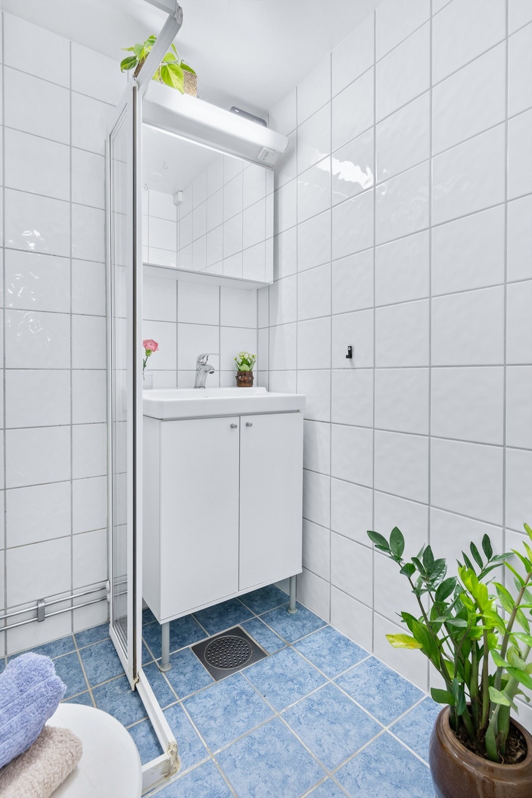 Det er toalett, dusjhjørne og servantinnredning. Opplegg for vaskemaskin på badet og felles gratis vaskeri i nabokjelleren. Galleribilde