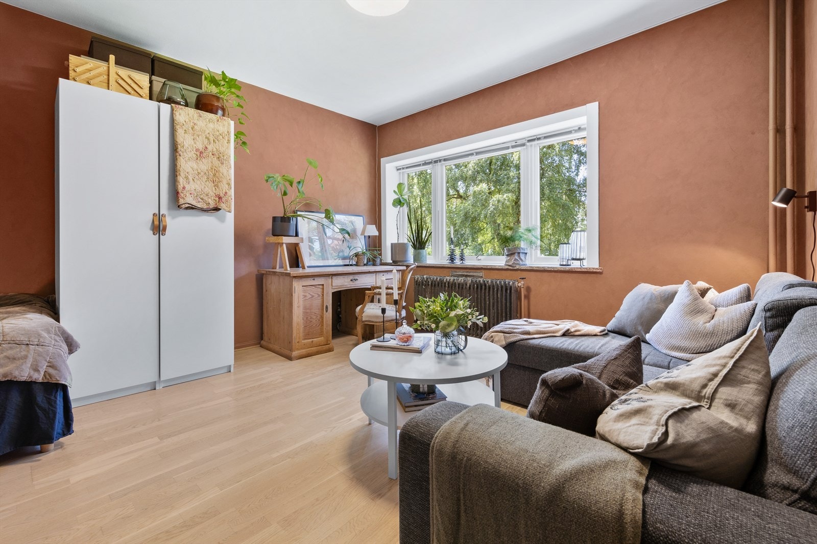 Det er god plass til sofa, tv-møblement og kontorpult. Galleribilde