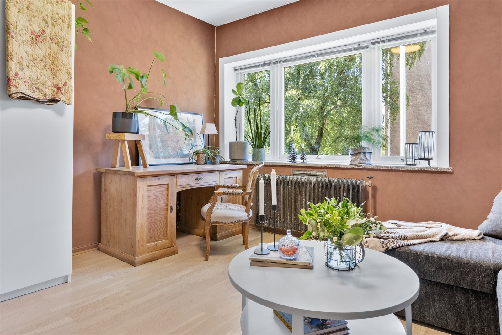 Borettslaget har en pågående fasaderehabilitering og etablerer balkonger, skal skifte vinduene og sette inn verandadør fra stuen. Galleribilde
