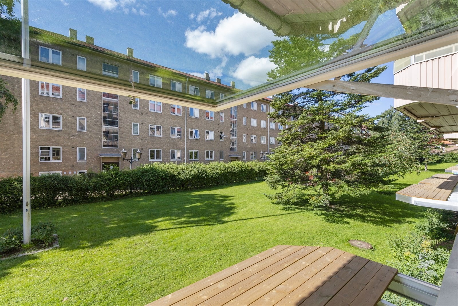 Borettslaget etablerer balkonger i disse dager og vil skifte vinduer og sette inn balkongdør fra stuen. Galleribilde