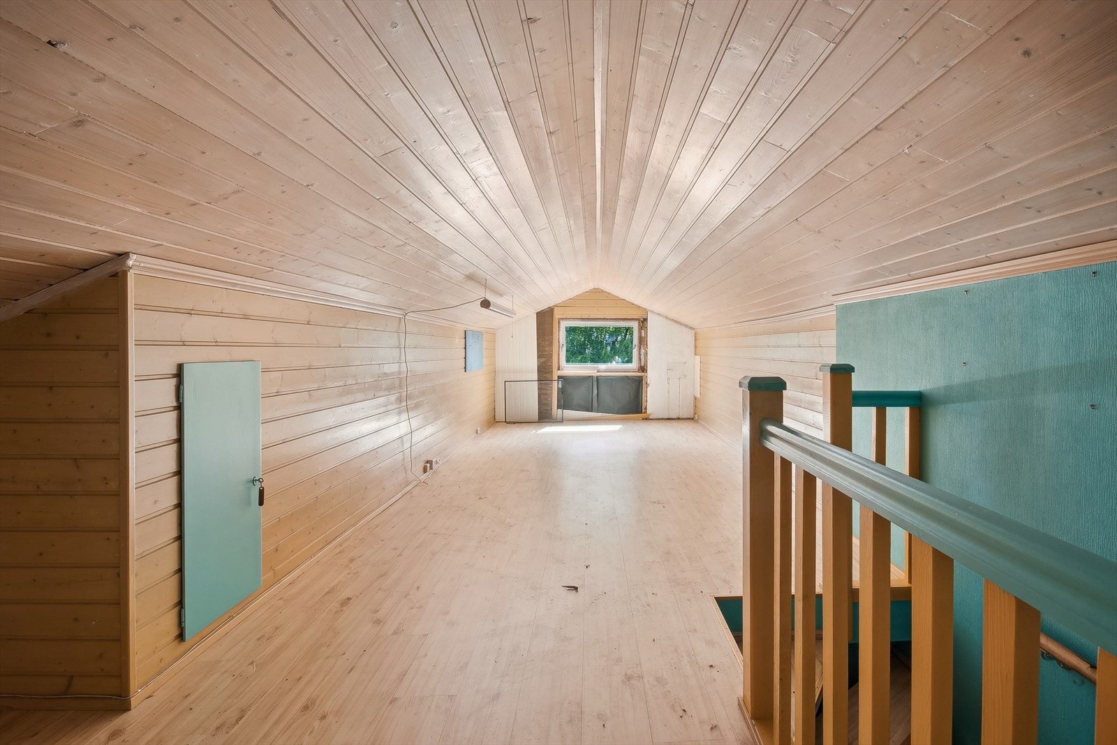 Romslig og lyst loft Galleribilde