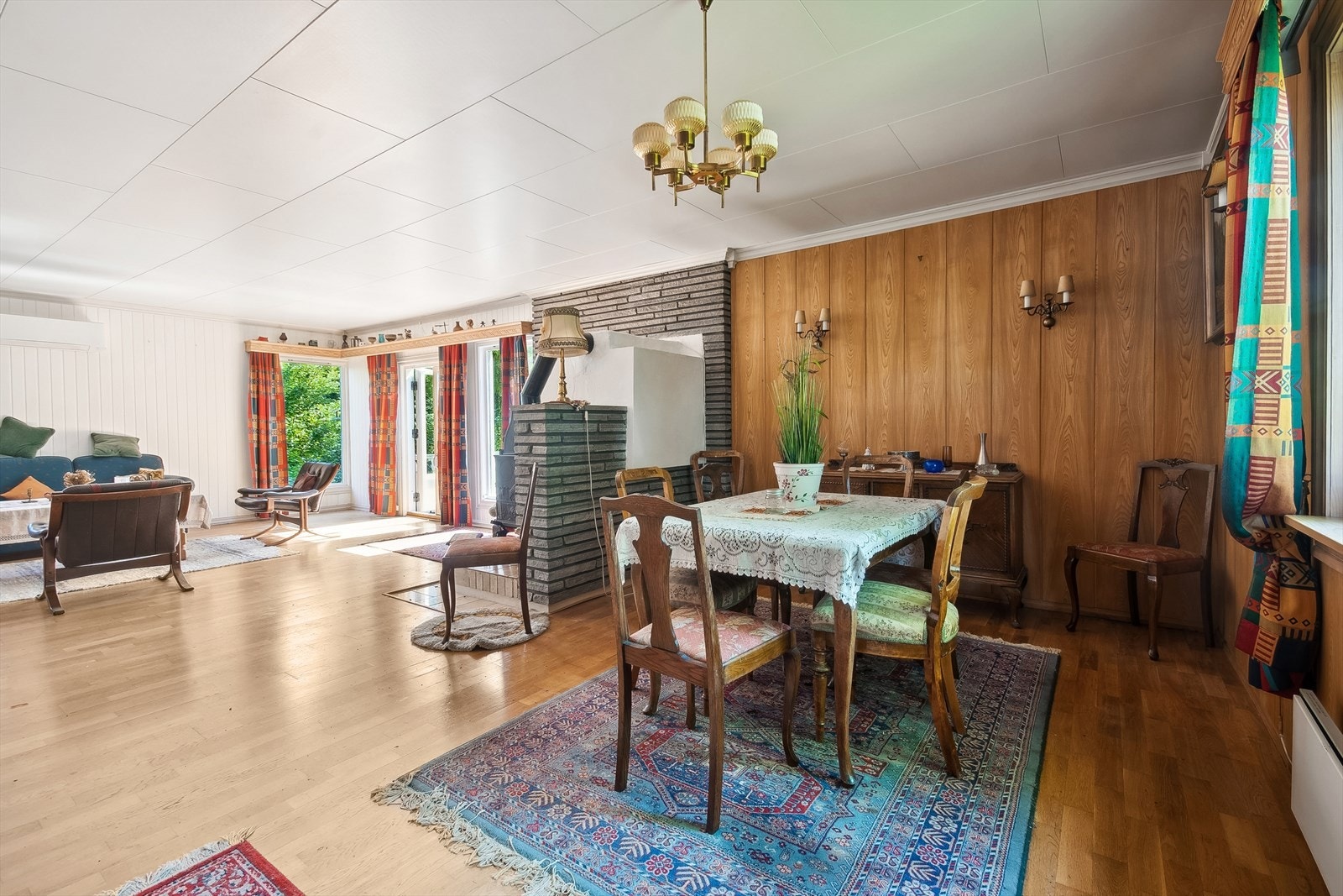 Store vindusflater som gir godt med dagslys Galleribilde